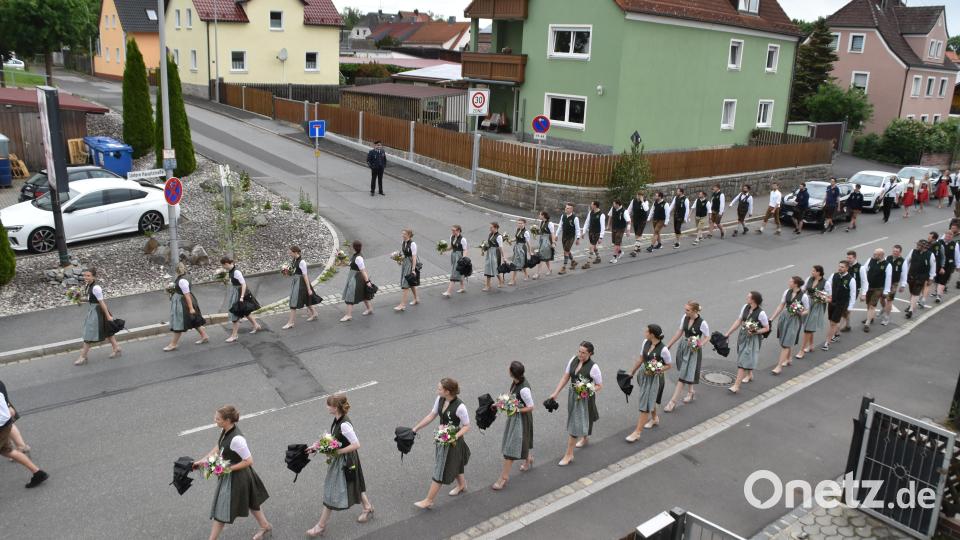 Die Festdamen marschieren gleich nach den Ehrengästen an der Spitze des Festzugs mit 35 Vereinen. Bild: hcz