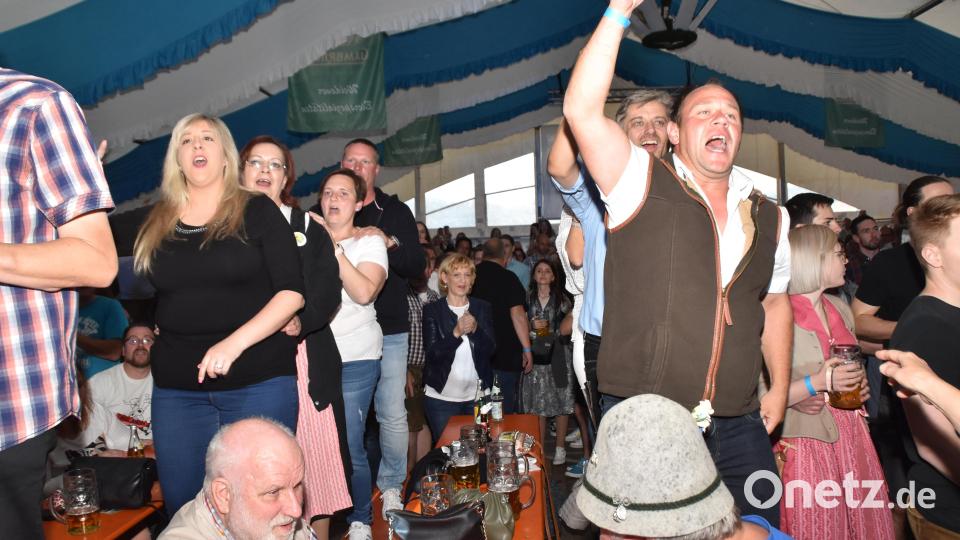 Auf den Bänken: Fans der &quot;Troglauer&quot; Bild: hcz