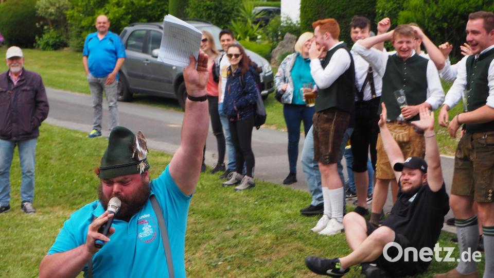 „Dundee“ Preuschl moderierte in gewohnt humorvoller Art den Biergalgenwettbewerb und animierte die vielen Zuschauer immer wieder zur Sassenreuther La-Ola-Welle. Bild: wmi