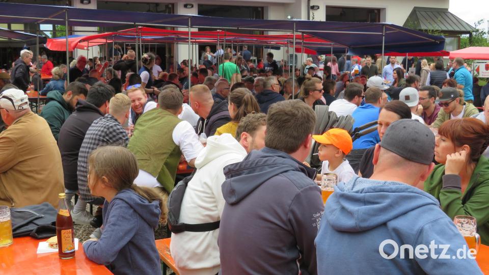 Viele Gäste, gutes Bier und kulinarische Schmankerl machten das Bierfest der Freiwilligen Feuerwehr zum Erfolg. Bild: adj