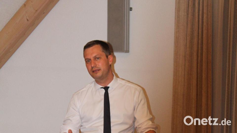 Bürgermeister Wolfgang Söllner erläuterte in seinem fast zweistündigen Vortrag bei der Bürgerversammlung die zahlreichen Aktivitäten in der Gemeinde. Bild: soj