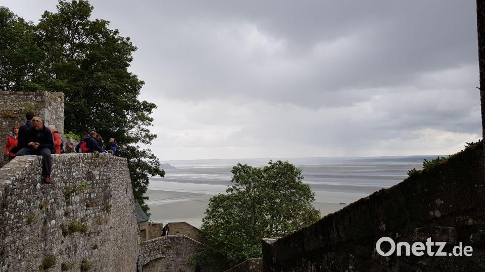 Vor der weltberühmten Insel Mont-Saint-Michel erstreckt sich der Atlantik. Bei Ebbe kann man hier auf dem Meeresgrund zur Insel wandern. Bild: Judith Lehner