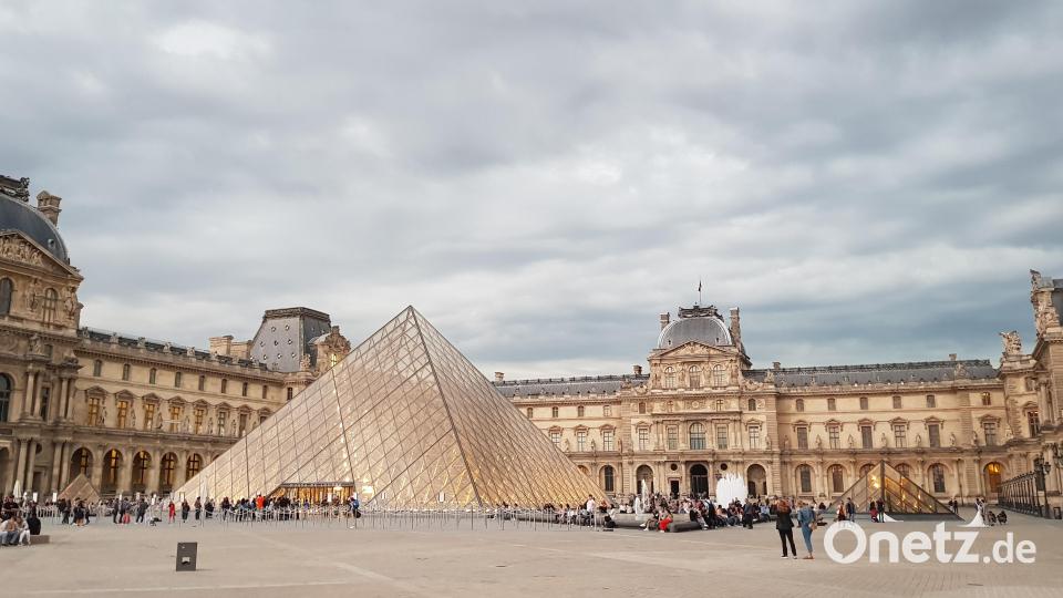 Am Abend erkunden die Reisenden Paris zu Fuß. Ihr Ziel: Der Louvre, das berühmte Kunstmuseum mit der Glaspyramide im Innenhof. Bild: Judith Lehner