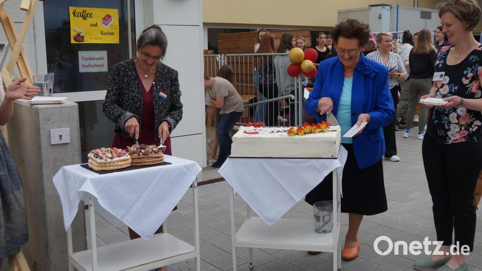 Direktorin Diana Schmidberger (links) und Anna Irl hatten die Ehre, die Geburtstagstorten anzuschneiden Bild: wel