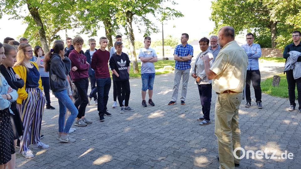 Nächster Stopp: Niederbronn im Elsass. Bernharnd Klein vom Volksbund deutsche Kriegsgräberfürsorge e.V. bereitet die Jugendlichen auf das vor, was sie gleich sehen werden: Einen Soldatenfriedhof mit fast 16 000 Gräbern. Bild: Judith Lehner