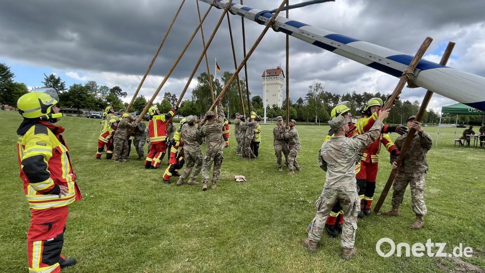 Kommandant Alexander Richter (links) gab die Kommandos zum Aufstellen des Partnerschafsbaumes den die US-Soldaten und die Grafenwöhrer Floriansjünger gemeinsam in die Höhe hievten. Bild: mor
