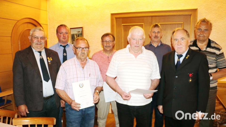 Die Geehrten bei der SRK Högen-Haunritz mit dem Vorsitzenden Gerhard Windisch, Bezirksvorsitzendem Horst Embacher und Bürgermeister Reiner Pickel. Bild: gru