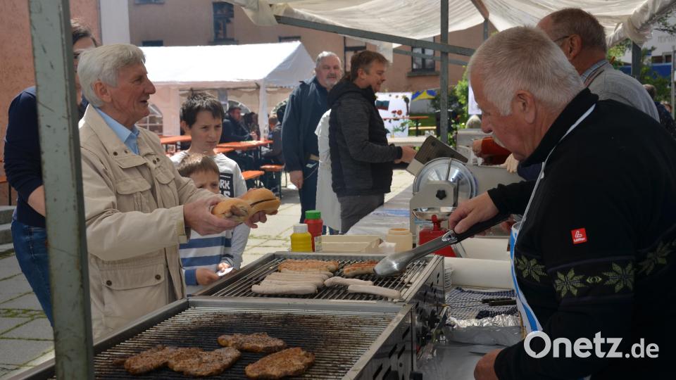 Die Evangelische Kirchengemeinde feierte am Sonntag bei nicht ganz einfachen Bedingungen Gemeindefest. Der Erfolg gab den Verantwortlichen recht, denn die Gäste kamen gerne. Bild: dob