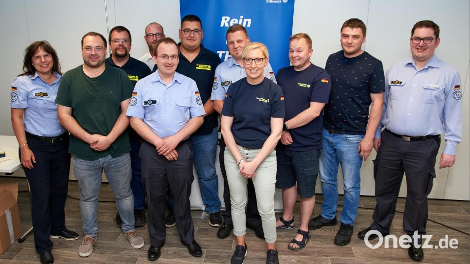 Ehrungen 10 Jahre: von links: Silvia Gulden (Leiterin RSt Hof), Falco Bauer, Stefan Reitzig, Wolfgang Gollwitzer, Michael Raab, Matthias Willander, Jan Braunreiter, Carina Koller, Richard Meiler, Joseph Fellner und Andreas Duschner (Ortsbeauftragter THW Weiden). Bild: THW Weiden / Andrea Roith/exb