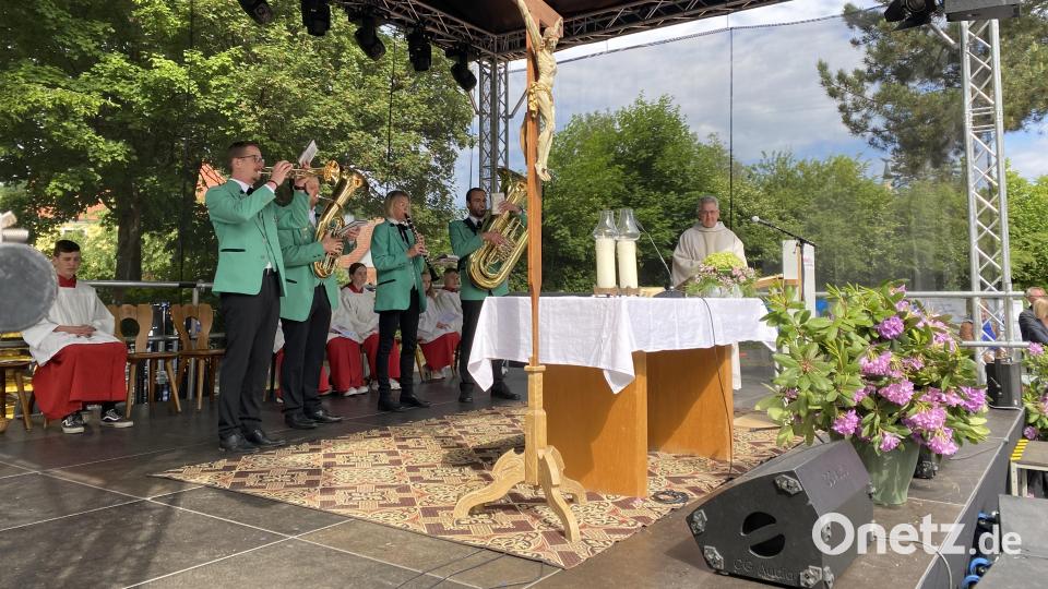 Passend zum Evangelium wirkte ein Bläserquartett bei der Predigt mit und demonstrierte, worauf es beim harmonischen Miteinander ankommt - symbolisch für das eigene Leben und die aktuelle Weltlage. Bild: aub