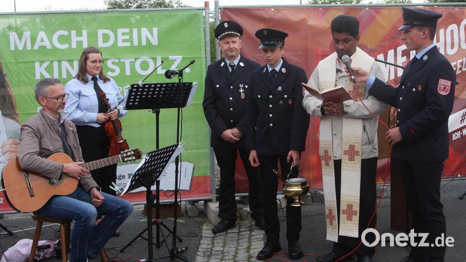 Assistiert wurde Pater Charles John von den Ministranten in Uniform Julian Scherm (rechts), Manfred Beer und Johannes Gleißner (von links). Bild: wro