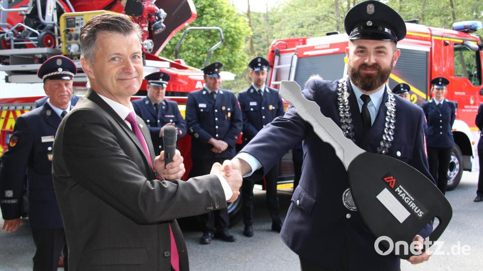 Otmar Fassold (links) überreichte Bürgermeister Sebastian Dippold symbolisch einen überdimensionierten Fahrzeugschlüssel für die neue Drehleiter.. Bild: prh