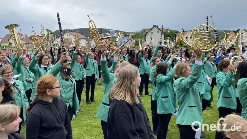 &quot;Ein Hoch&quot;: der Jubiläumsverein, die Jugendblaskapelle Nabburg. Bild: aub