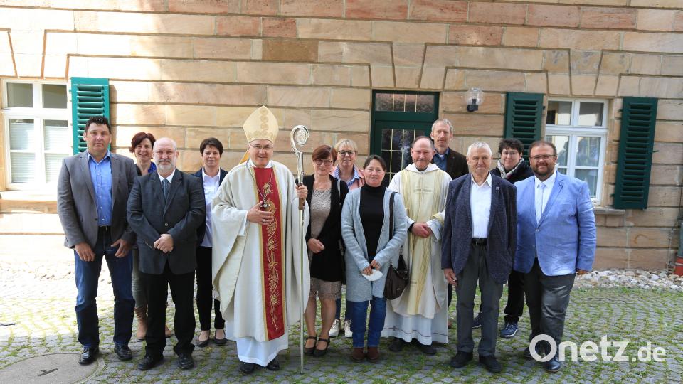 Bischof Dr. Rudolf Voderholzer (Fünfter von links) dankte unter anderem (von links) Roland Bodner und Martina Schreyer vom Pfarrgemeinderat, Kirchenpfleger Michael Dötsch, Elisabeth Merkl und Martina Oguntke (beide Pfarrgemeinderat), Pfarrer Heribert Stretz, Thomas Deubzer (Pfarrgemeinderat), Mesner Josef Weidner, Frauenbund-Vorsitzender Andrea Zeitler und Bürgermeister Hans Walter für den Empfang. Bild: Robert Neuber/exb