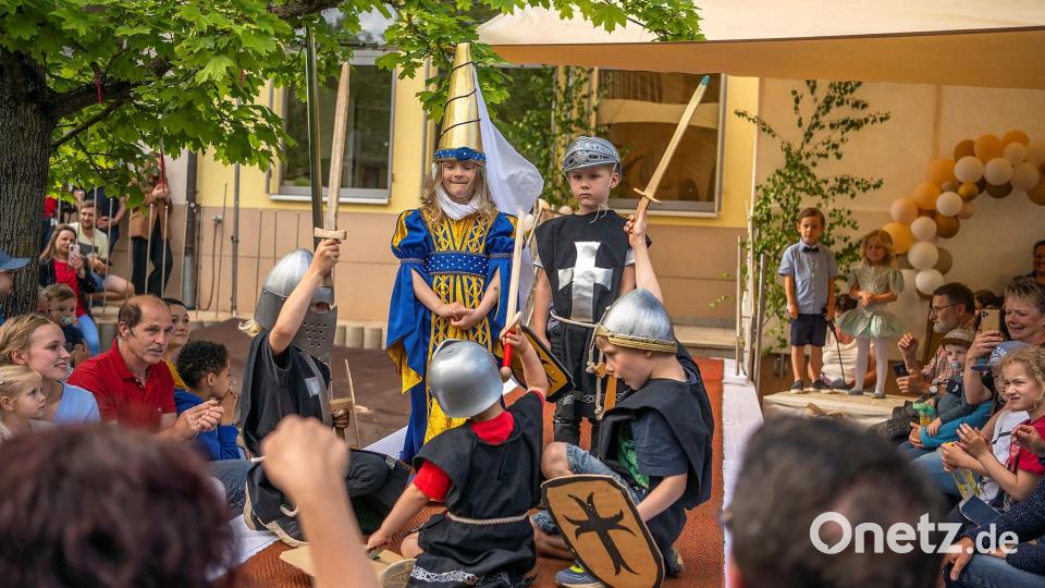 Gestatten: Ritter und Burgfräulein auf dem roten Teppich. Bild: Weidner/Bayer/exb