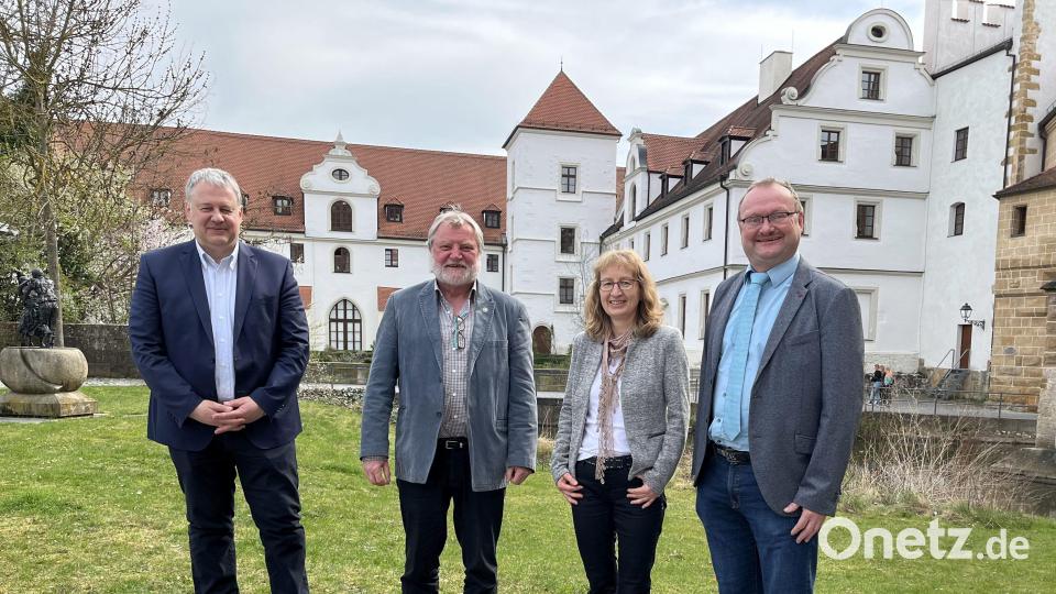 Schirmherr Landrat Richard Reisinger, Hartmut Schendzielorz, Christiane Regn und Bürgermeister Uwe König (von links) informierten über das Programm der diesjährigen Internationalen Projektwoche des Europäischen Jugendprojekts Oberpfalz. Bild: Martina Beierl/exb