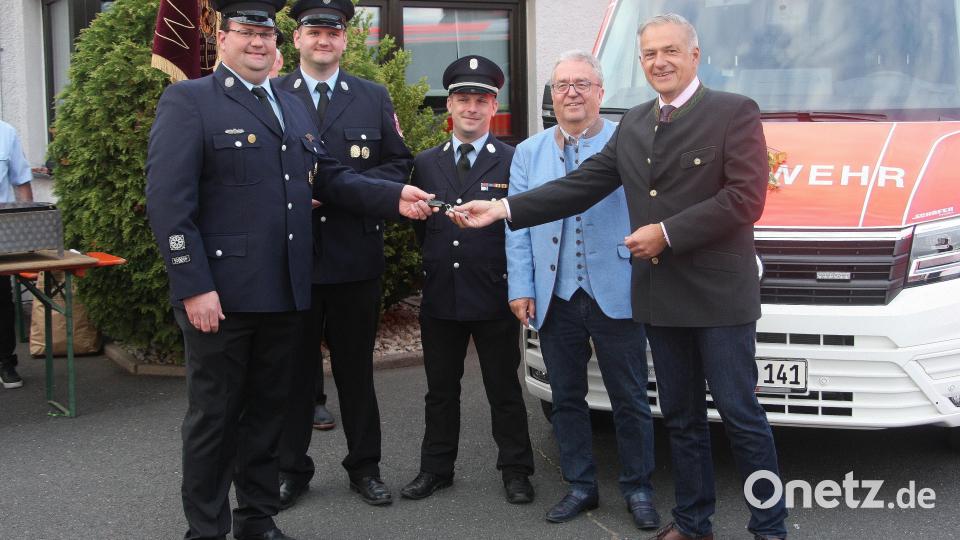 Nach der kirchlichen Segnung übergaben Landrat Roland Grillmeier und Bürgermeister Toni Dutz (von rechts) die Fahrzeugschlüssel an Ralf Steinberger, Florian Greil und Christian Blohmann (von links). Bild: wro