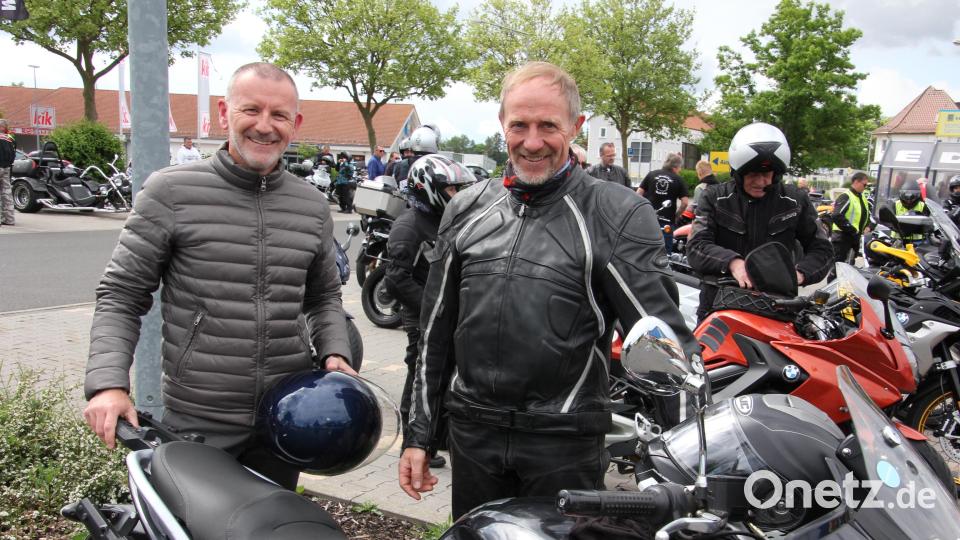 Auf der Moto Guzzi von MC-Vorsitzednen Franz Härtl (rechts) fuhr Stadtpfarrer Thomas Vogl als Beifahrer mit. Bild: kro