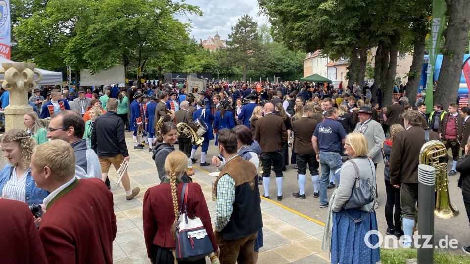 Nach dem Frühschoppen mit Mittagstisch herrschte Hochbetrieb auf dem Festplatz. Nach und nach trafen die Kapellen aus der Umgebung zum geplanten Gemeinschaftschor ein. Bild: aub