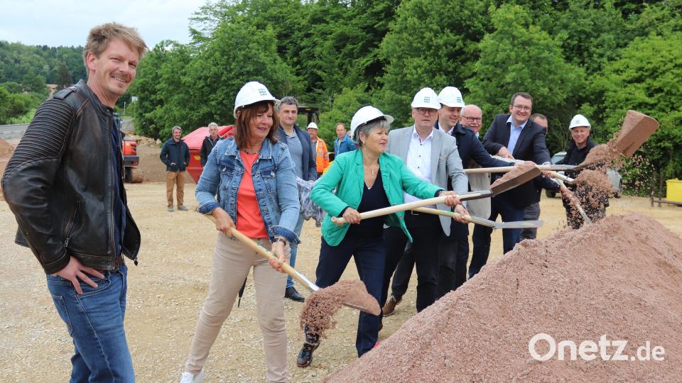 Bürgermeister Michael Göth, Stadträte, Mitarbeiter der Stadt und der beteiligten Firmen schaufeln gemeinsam für die neue Kinderbetreuungsstätte. Bild: mfh