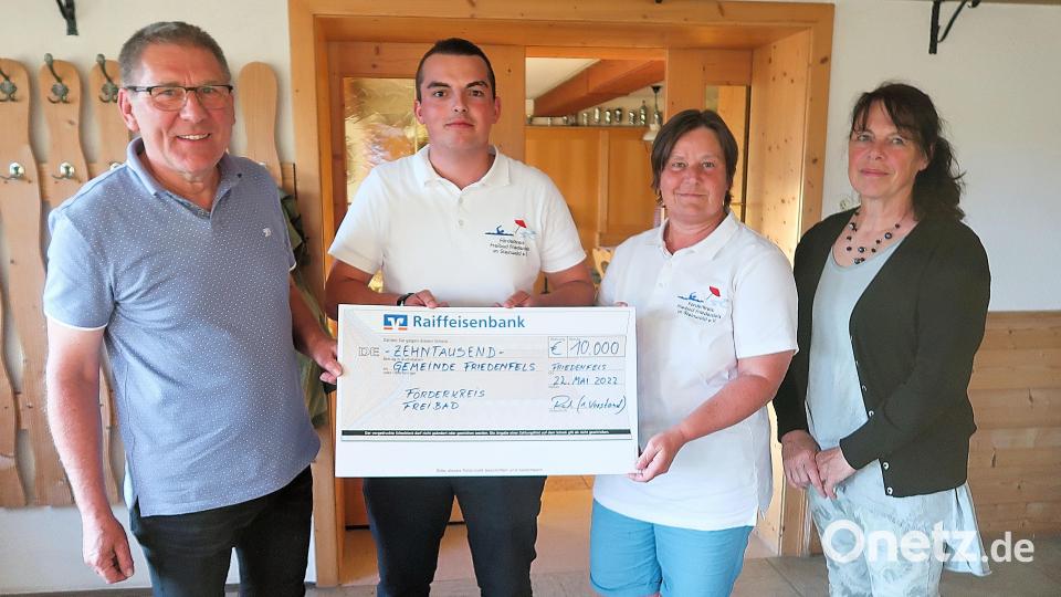 Sichtlich überrascht nahm Bürgermeister Oskar Schuster (links) bei der Jahreshauptversammlung des Förderkreises Freibad eine Spende von 10.000 Euro von (von rechts) Patricia Henze, Lisa Rauh und Julian Fleischmann entgegen. Bild: bsc