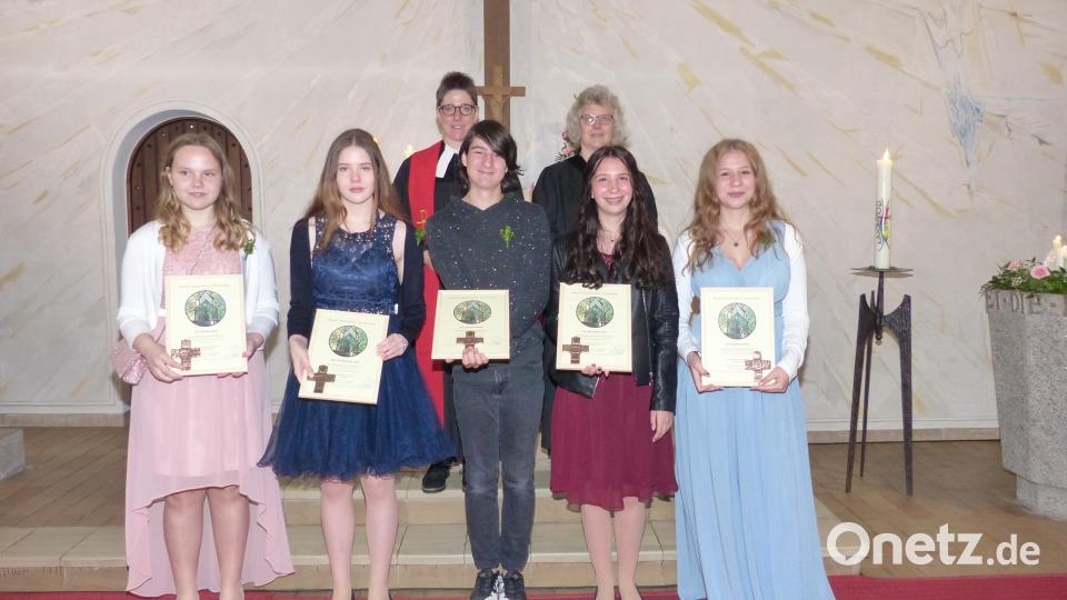 Jasmin John, Jamie Leitner, Anastasia und Samantha Nitz und Lilly Ott wiederholten im Konfirmationsgottesdienst ihr Taufversprechen. Bild: hme