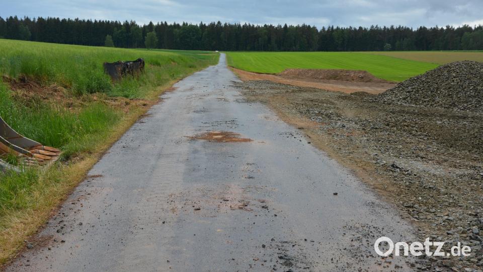 Auf einer Länge von 2,54 Kilometern gibt es einen Komplettausbau. Bis Oktober sollen die Bauarbeiten zwischen Zirkenreuth und Großensees abgeschlossen sein. Bild: jr
