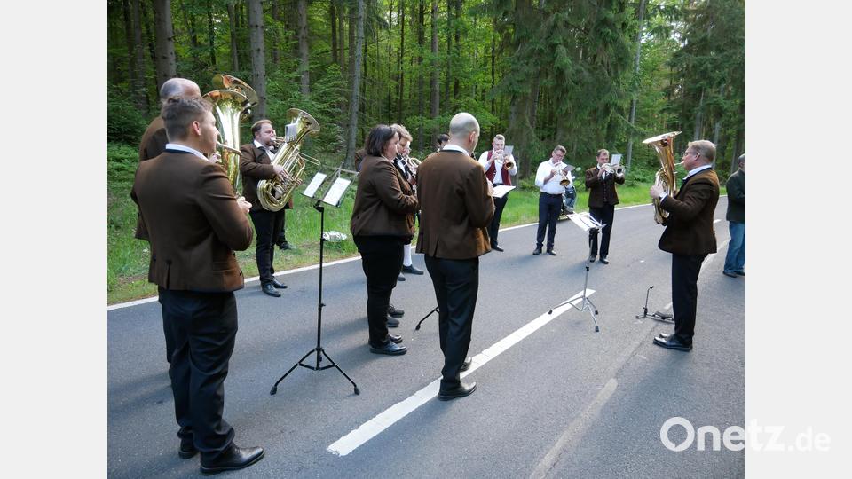 Die Bauernkapelle Münchenreuth führte den Zug von und zur Panzen jeweils an und gestaltete den Köllergrün-Gottesdienst musikalisch mit. Bild: hmr