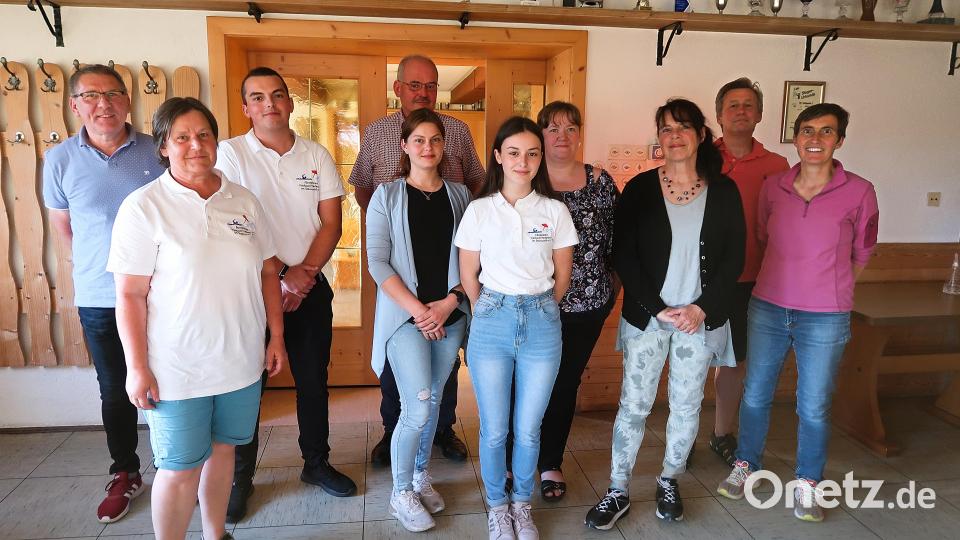 Motiviert geht der Vorstand des Förderkreises Freibad in die Zukunft. Die beiden Vorsitzenden Lisa Rauh (Zweite von links) und Patricia Henze (Dritte von rechts) freuen sich mit ihrem Team auch auf das 20-jährige Bestehen des Förderkreises im nächsten Jahr. Bild: bsc