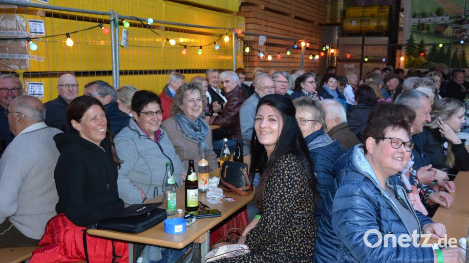 Volles Haus beim Open-Air-Konzert in Königshütte. Bild: jr