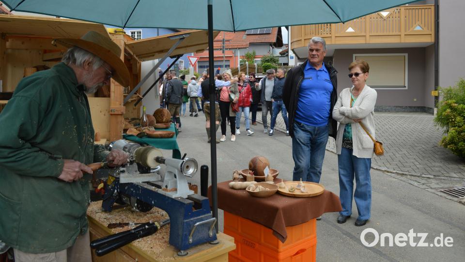 Gerne wurde den Handwerkern bei ihrer Arbeit zugesehen. Bild: bej