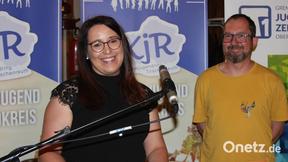Sandra Schug (links) ist die neue KJR-Geschäftsführerin. Das T1-Jugendmedienzentrum unterstützt künftig der Medienpädagoge Christian Kreil. Das Duo stellte sich den Delegierten der Frühjahrsvollversammlung persönlich vor. Bild: wro