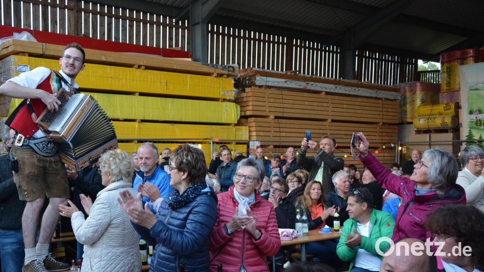 Gefeiert wurde zwischen Holzstapeln in einer Abbundhalle. Die Musiker von „Höllawind“ wagten sich sogar auf die Tische. Bild: jr
