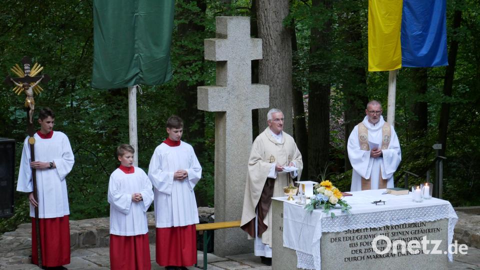 Der gebürtige Kondrauer Pfarrer Josef Triebenbacher (Zweiter von rechts) zelebrierte gemeinsam mit Dr. Thomas Vogl (rechts) den Gottesdienst in Köllergrün. Bild: hmr