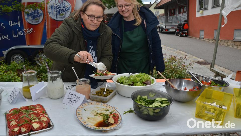 Um die Salatbar kümmern sich Diane Feld (rechts) und Petra Gollwitzer. Bild: dob