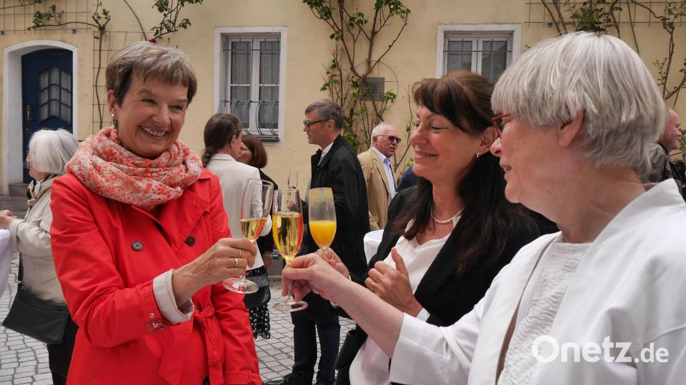 Angelika Beddig-Jaeger (von links), Dorothee Rühl und Sybille Wagner vom Kirchenvorstand von St. Michael stoßen auf die gelungene Neugestaltung des Kirchplatzes an. Bild: Karin Hannes/exb