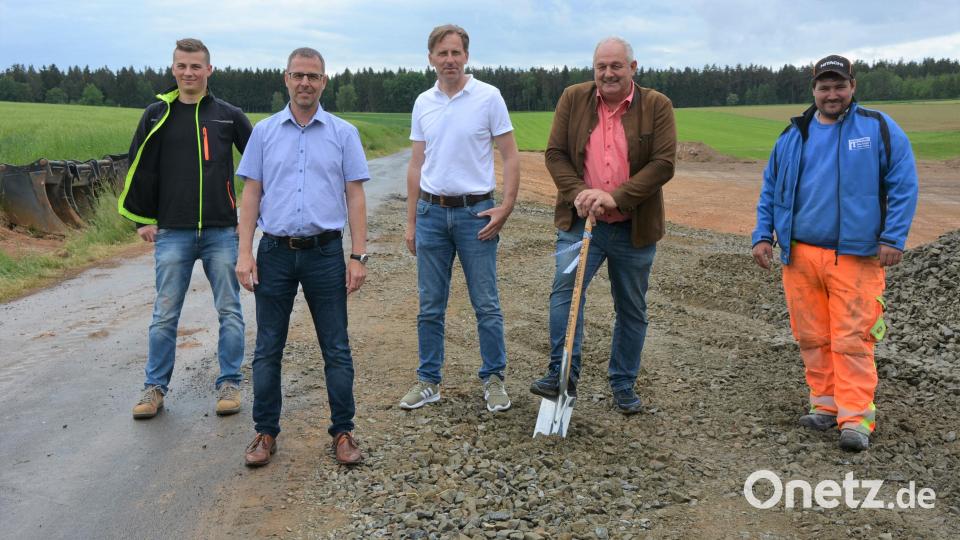 Mit einem symbolischen Spatenstich begann am Dienstag der Straßenausbau von Zirkenreuth nach Großensees. Mit dabei waren (von links) Niklas Betzl (Ingenieurbüro Bork), Bauamtsleiter Thomas Grillmeier (VG Mitterteich), Robert Ernstberger (Ingenieurbüro Bork), Bürgermeister Johann Burger und Polier Martin Pongratz (Firma Dankerl). Bild: jr