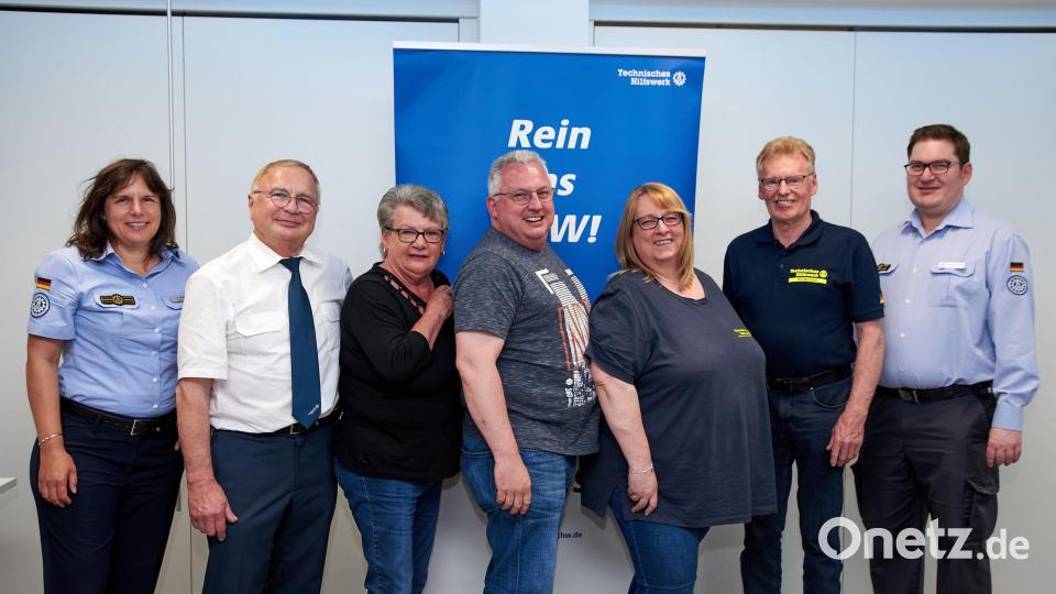 Sie halten seit 50 und 30 Jahre dem THW-Ortsverband Weiden die Treue: Silvia Gulden (Leiterin RSt Hof) gratuliert (von links) Heinrich Günther, Hannelore Hammerl, Michael Meier, Birgit Grötsch und Hugo Diehl. Rechts Andreas Duschner, Ortsbeauftragter THW Weiden. Bild: THW Weiden / Andrea Roith/exb