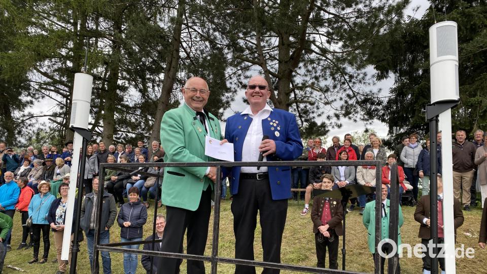 Gerhard Engel (rechts) überbrachte Josef Ferstl als Vorsitzendem der Jugendblaskapelle Nabburg die Glückwünsche des Nordbayerischen Musikbundes zum Jubiläum und gratulierte zu einem gelungenen Fest. Bild: aub
