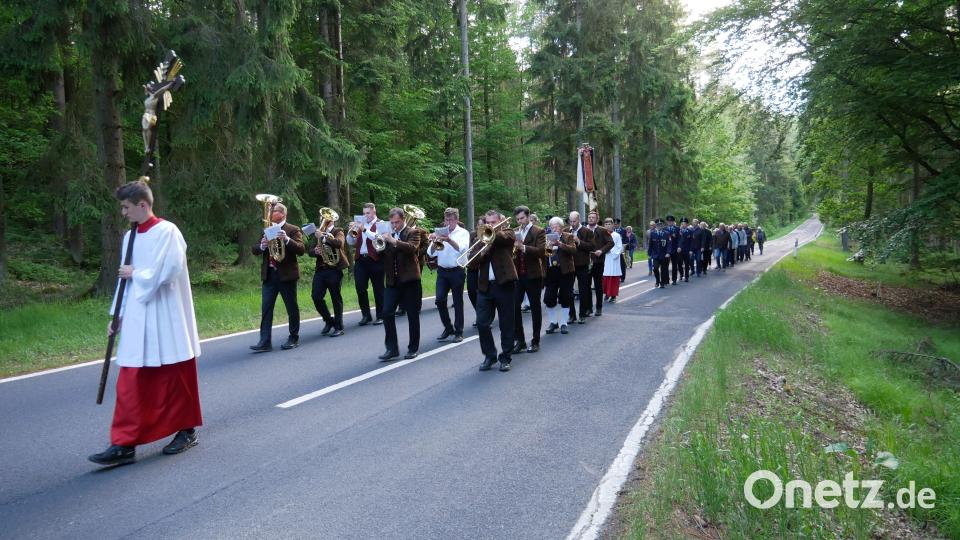 Vor dem Gottesdienst führte die Bauernkapelle Münchenreuth einen stattlichen Zug von der Gaststätte Panzen nach Köllergrün an. Bild: hmr