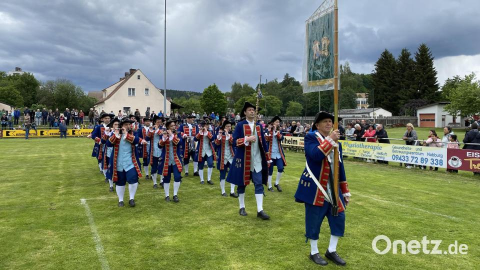 Auch der Spielmannszug der Patenstadt Oberviechtach war zusammen mit Bürgermeister Rudolf Teplitzky angereist. Bild: aub