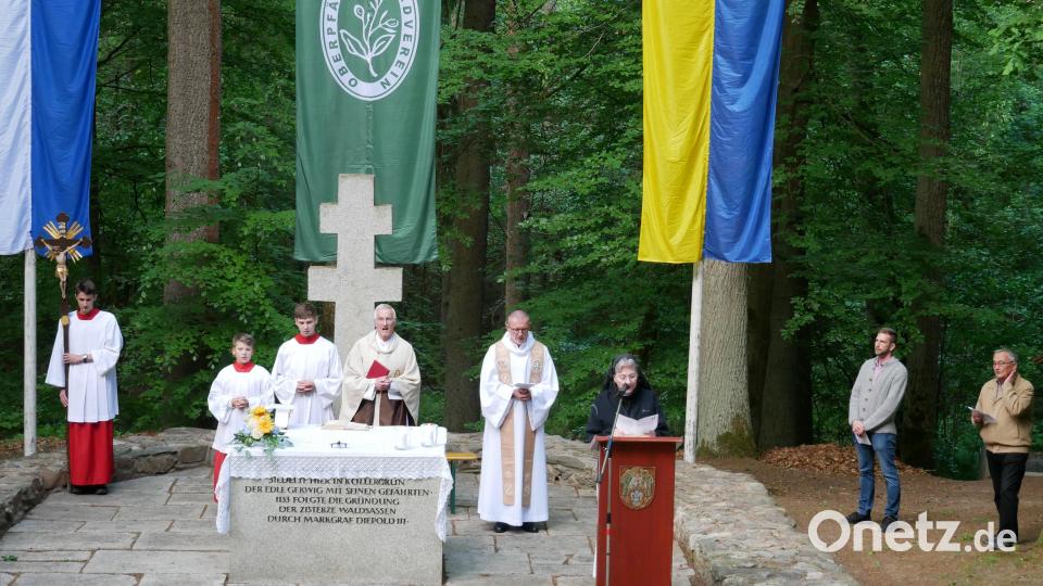 Im Bild von rechts Gerwig-Kreis-Vorsitzender Manfred Brunner, Andreas Grillmeier, Äbtissin Laetitia, Dr. Thomas Vogl und Pfarrer Josef Triebenbacher sowie die Ministranten bei der Feier des Köllergrün-Gottesdienstes. Bild: hmr