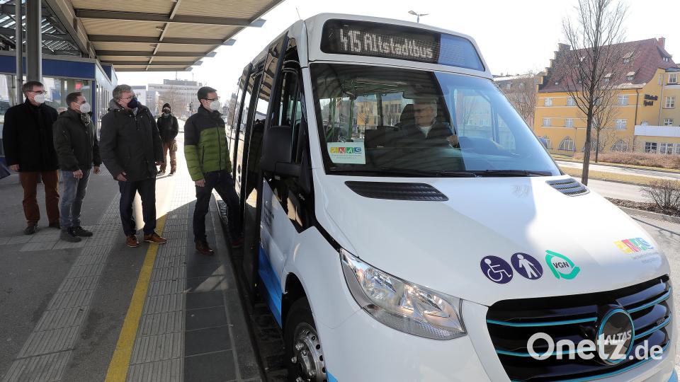 Einsteigen zur Jungfernfahrt: Am Donnerstagvormittag wurde der neue Elektrobus, der künftig auf der Altstadtlinie unterwegs ist, vorgestellt. Bild: Wolfgang Steinbacher