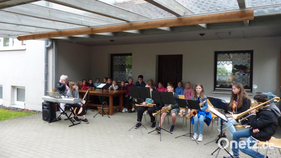 Die Martinsspatzen mit Rita Gleißner (links) und die jungen Bläser beteiligten sich am Freiluftkonzert in Neudorf. Bild: hme