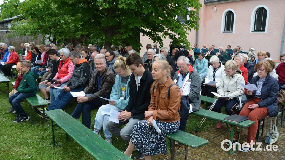Viele Gläubige aus dem ganzen Stiftland waren zum Freiluftgottesdienst an Christi Himmelfahrt zur Christuskirche gekommen. Bild: jr
