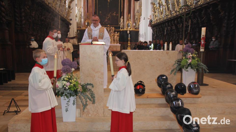 Vor dem Altar war ein Kreuz, bestehend aus Motorradhelmen, aufgebaut. Bild: kro