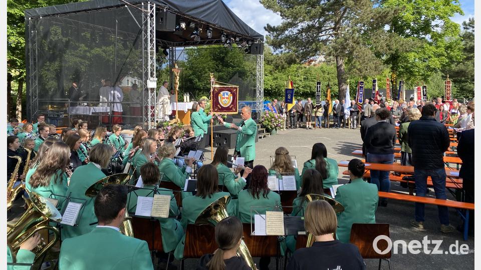 Bei strahlendem Sonnenschein zelebrierte Pfarrer Hannes Lorenz den Festgottesdienst umrahmt von der Jubiläumskapelle unter Leitung von Markus Ferstl. Bild: aub