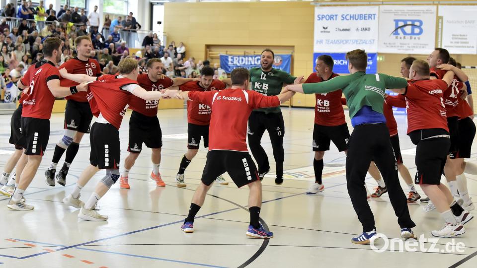 Auswärtssieg und Aufstieg in die Landesliga! Die Spieler des HC Sulzbach tanzen ausgelassen in der Auerbacher Halle. Bild: Hubert Ziegler
