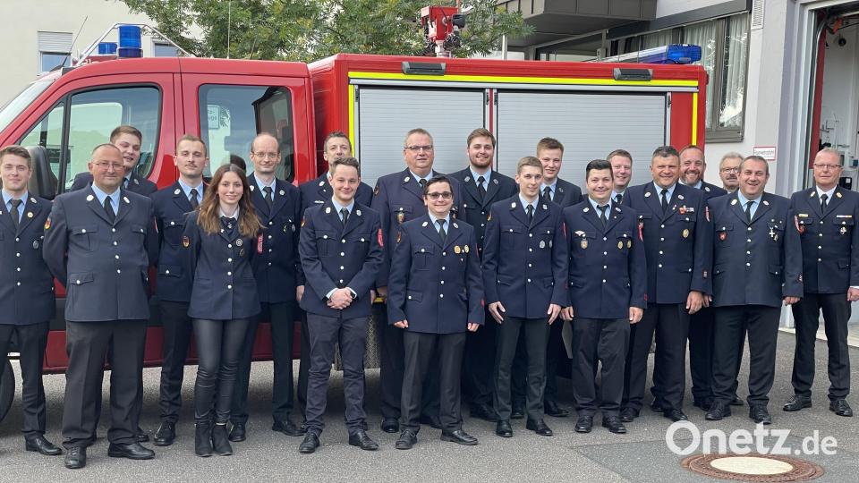 Die frisch beförderten Feuerwehrleute der Wehr Sulzbach-Rosenberg mit ihren Führungskräften. Bild: ige