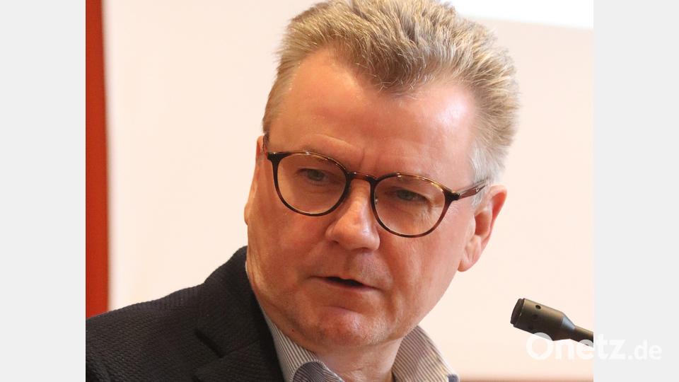 "Der heutige Spatenstich mit einer Kostenplanung von 6 Millionen Euro wird sechs zusätzliche Gruppen für die Kinderbetreuung schaffen." (Bürgermeister Michael Göth) Bild: mfh